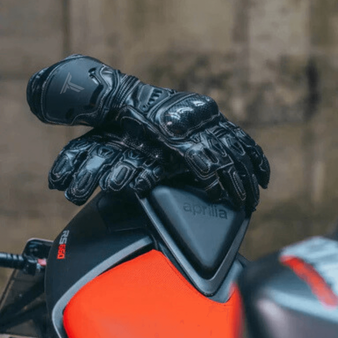 Durable leather gloves for motorcycle travel